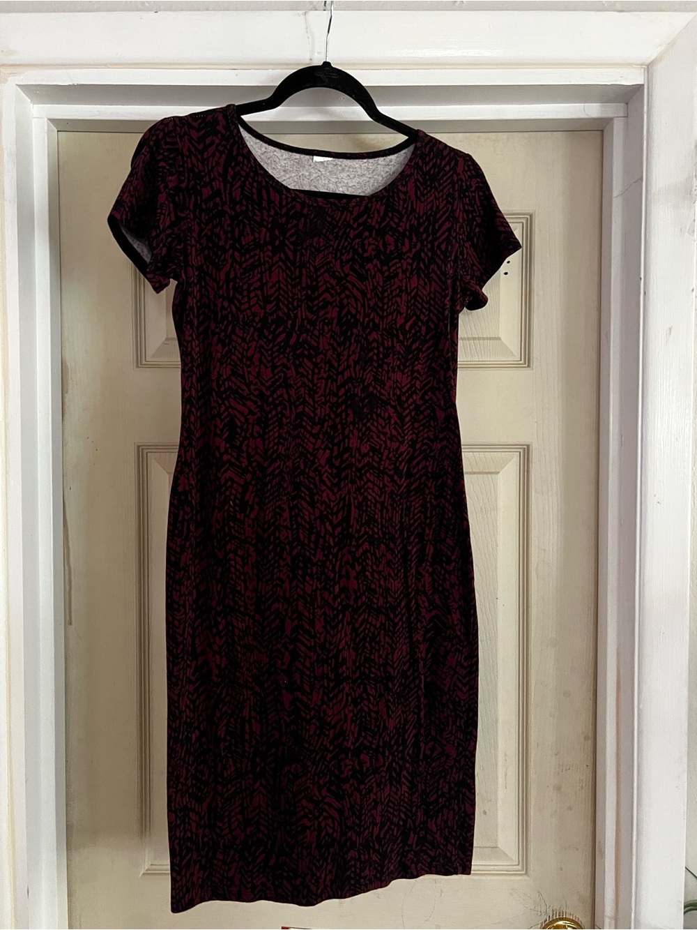 Women's Short Sleeve Scoop Neck Dress in Dark Burgundy and Black